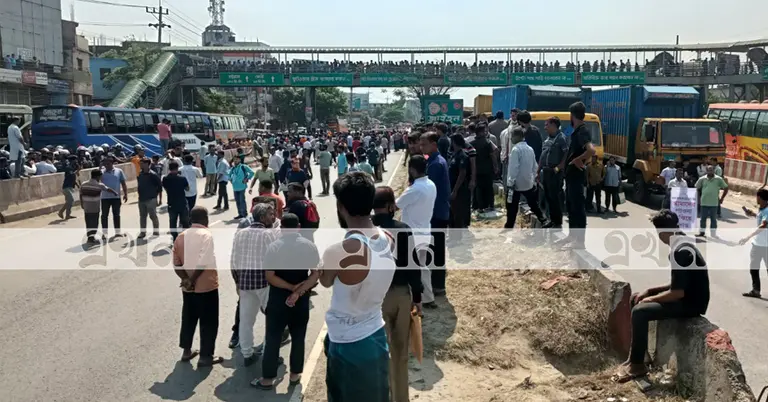 কুমিল্লায় নাসা গ্রুপের শ্রমিকদের সড়ক অবরোধ